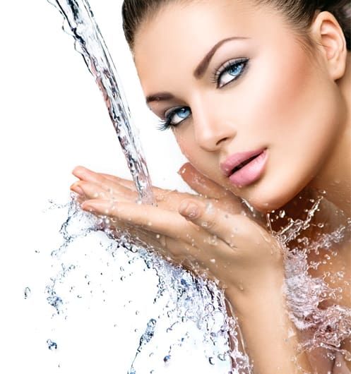 Frau genießt die erfrischende Wasseranwendung im Rahmen von Plasmalift & Nanoneedling