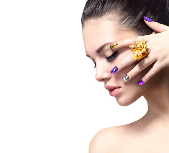 Eine Frau mit lila Nägeln und goldener Schmuck, die nach Nagelmodellen sucht.