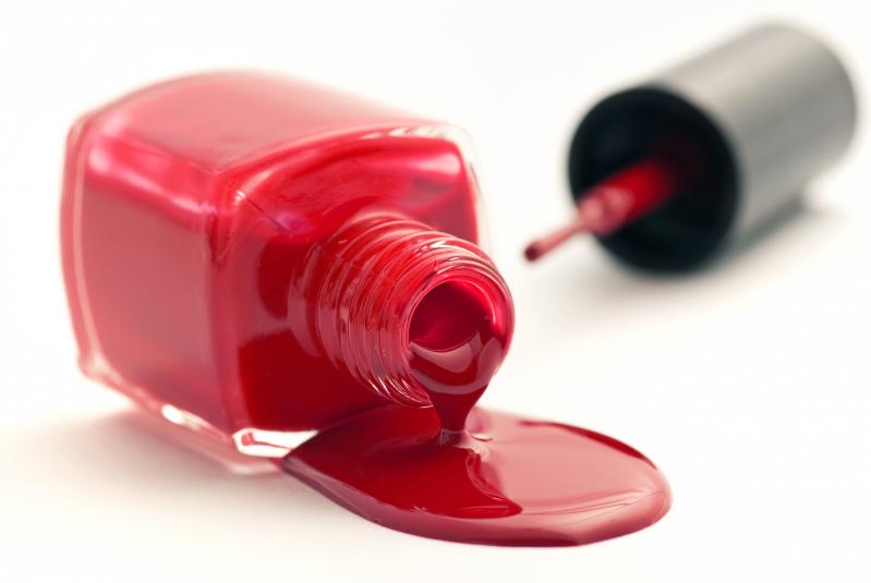 Rote Nagellackflaschen, perfekt für Shellac, harmonisch platziert.